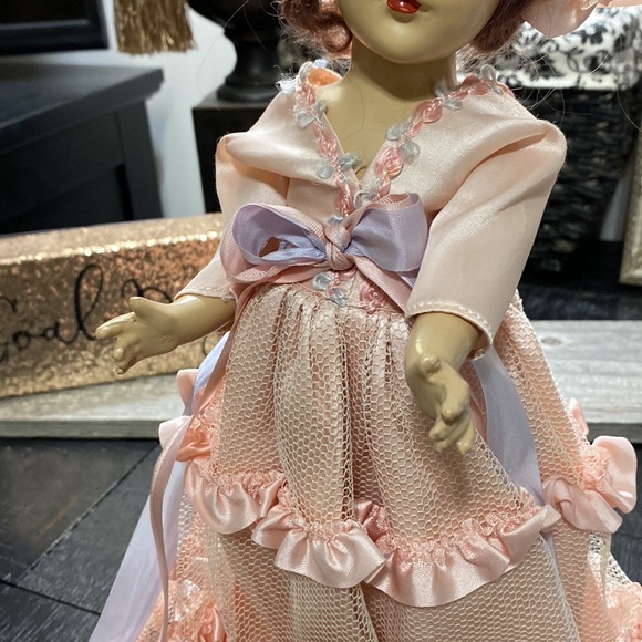 Gorgeous Vintage Southern Belle Doll On Stand! - Picture 11 of 14